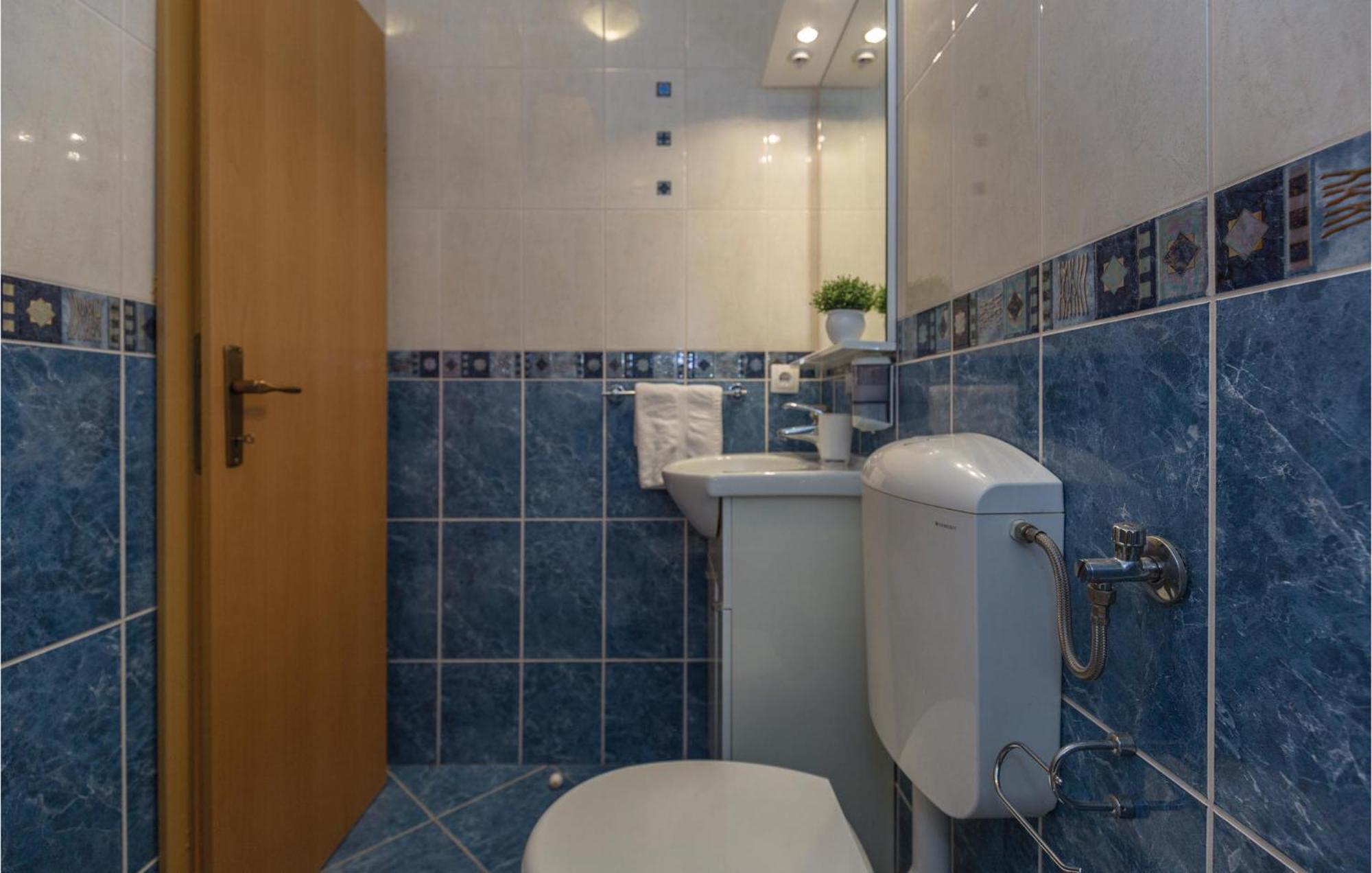 1 Bedroom Stunning Apartment In Makarska Exterior photo