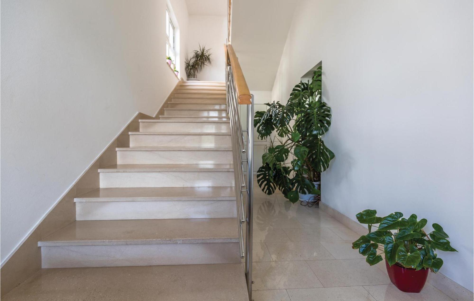 1 Bedroom Stunning Apartment In Makarska Exterior photo