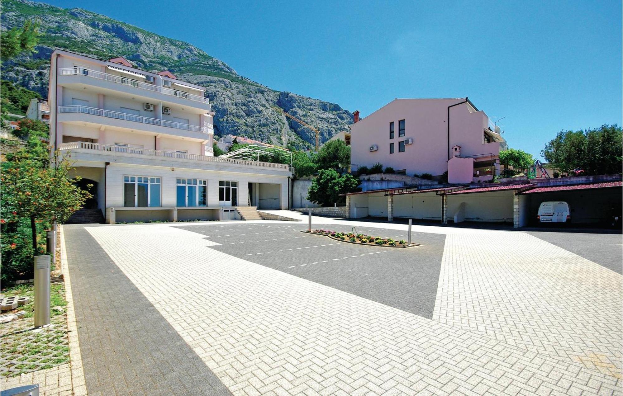 1 Bedroom Stunning Apartment In Makarska Exterior photo
