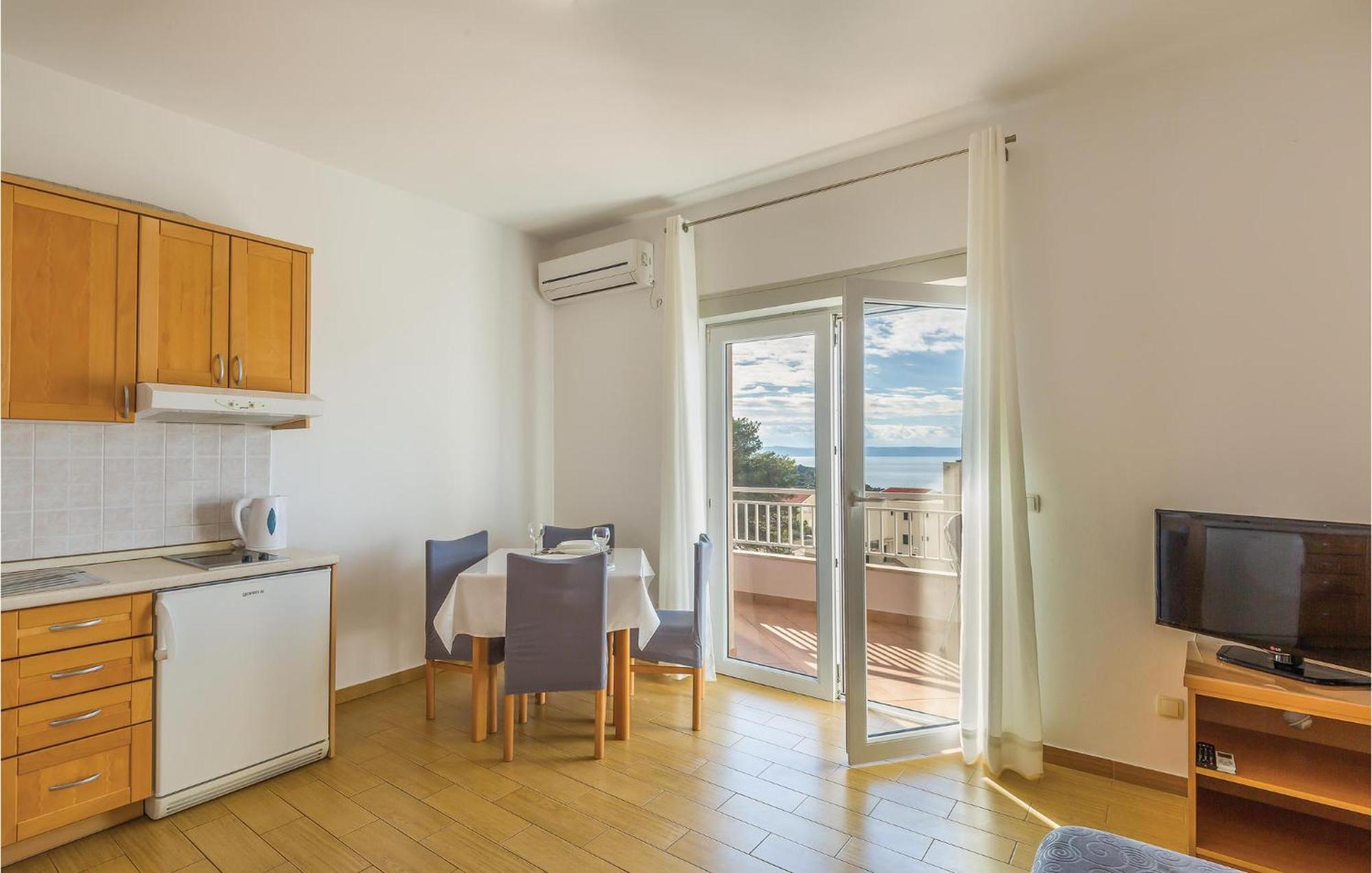1 Bedroom Stunning Apartment In Makarska Exterior photo