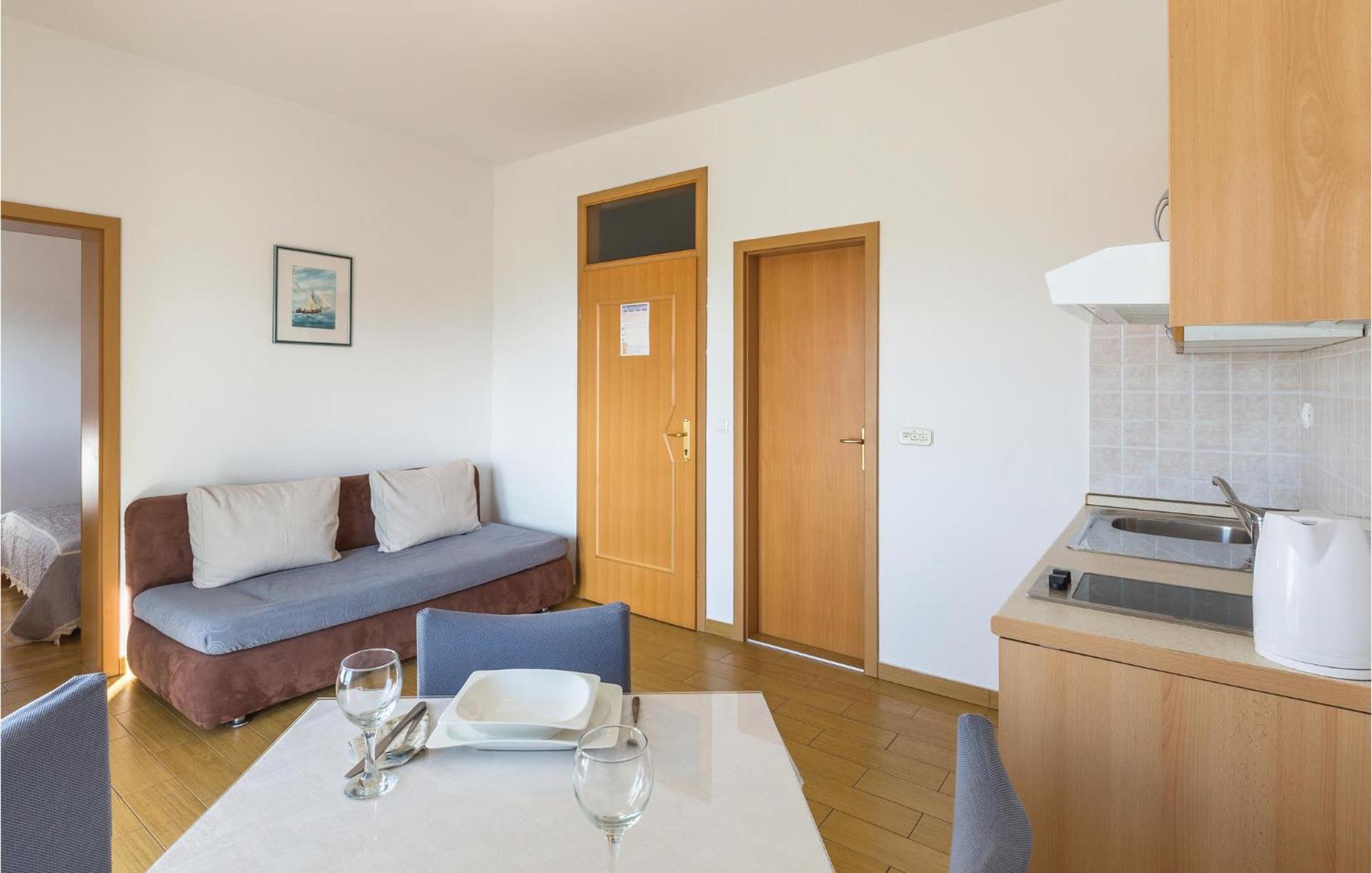 1 Bedroom Stunning Apartment In Makarska Exterior photo