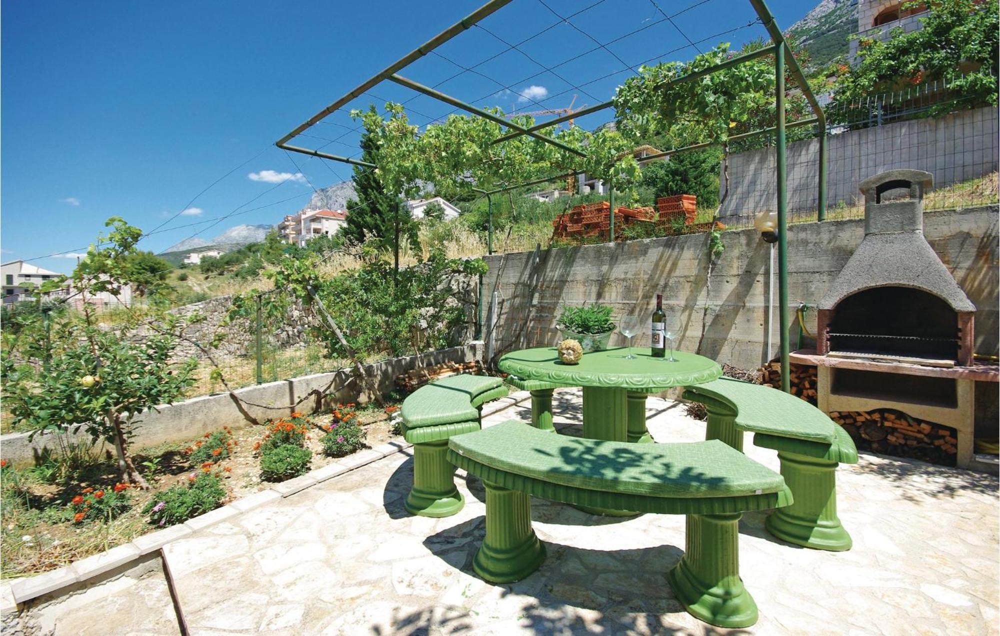 1 Bedroom Stunning Apartment In Makarska Exterior photo